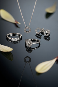 TIMANTTIKORVAKORUT CLARA - Kultakeskus Oy